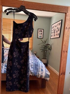 OAK + FORT Black One-Shoulder Midi Dress with Brown Floral Print